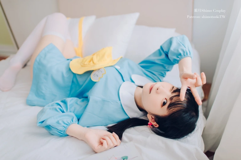 霜月shimo《幼稚园》主题写真：12张全套美图