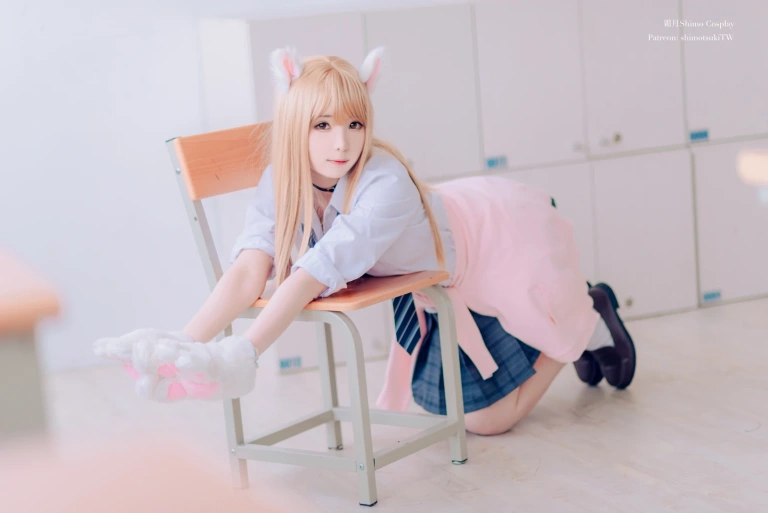 霜月shimo《金发制服》主题写真：8张全套美图