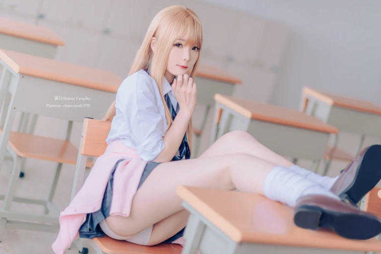 霜月shimo《金发制服》主题写真：8张全套美图