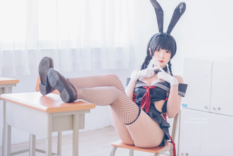 霜月shimo《卯月桃子 水手服兔女郎》主题写真：19张全套美图