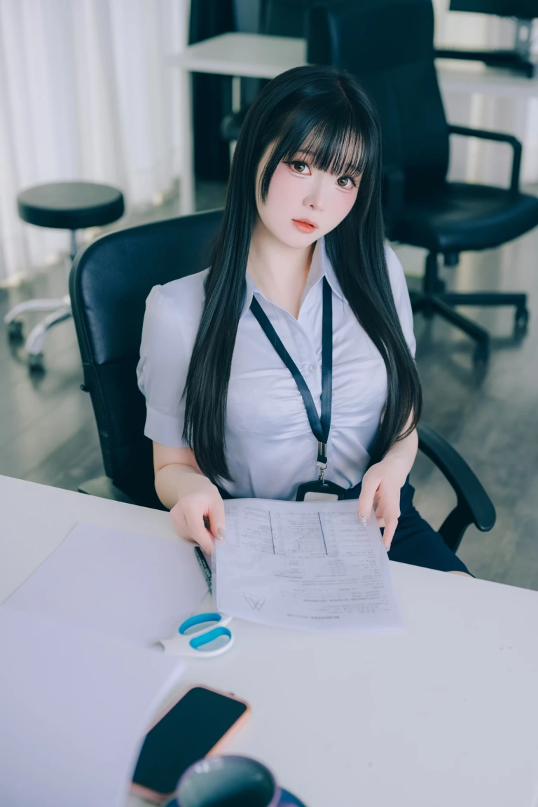 霜月shimo《DL写真集 Shimo’ Secret Office Vol.02》主题写真：139张全套美图