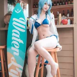 小空Sora《Nikke胜利女神 海伦泳装》主题写真：24张全套美图，含2个视频