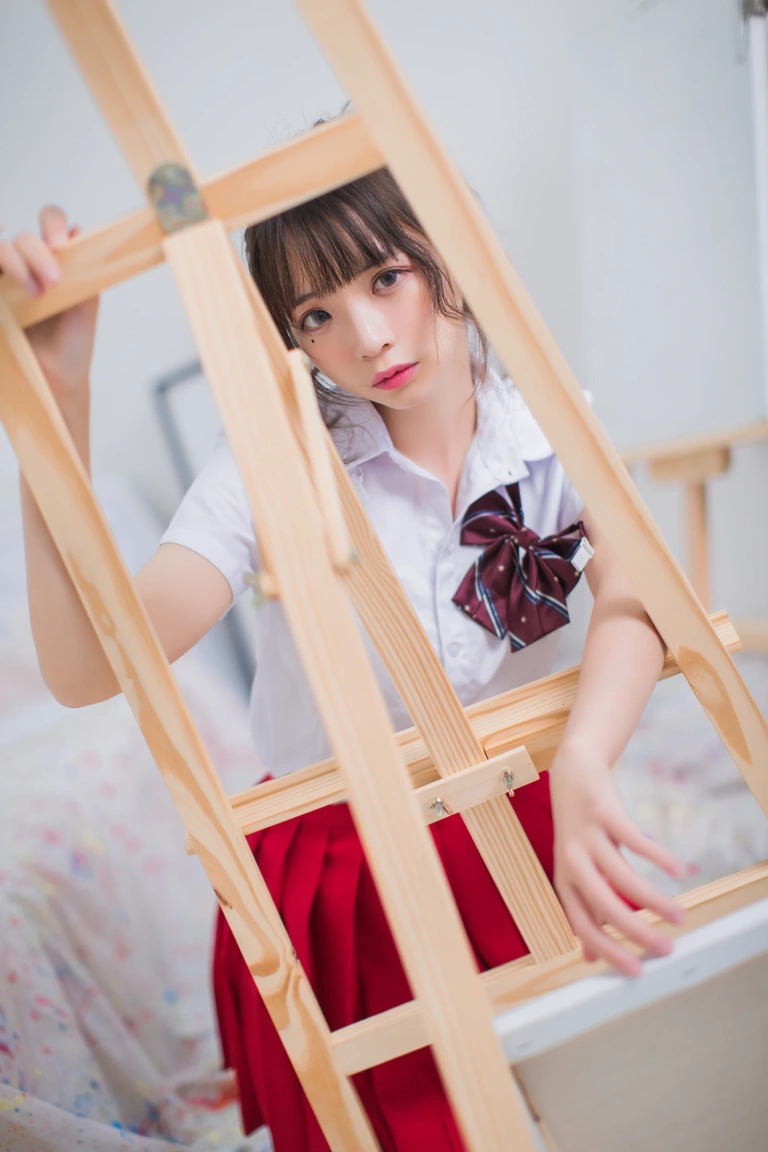 疯猫ss《VOL.01 制服写真集 画室JK》主题写真：23张全套美图
