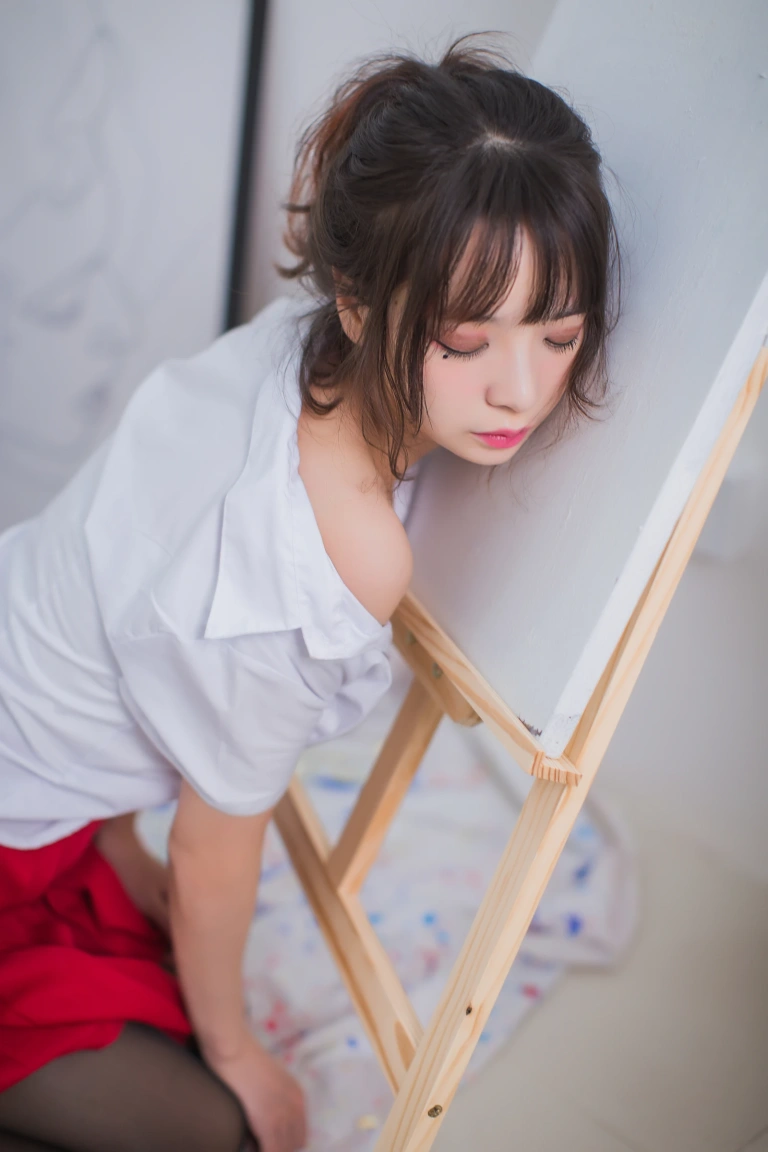 疯猫ss《VOL.01 制服写真集 画室JK》主题写真：23张全套美图