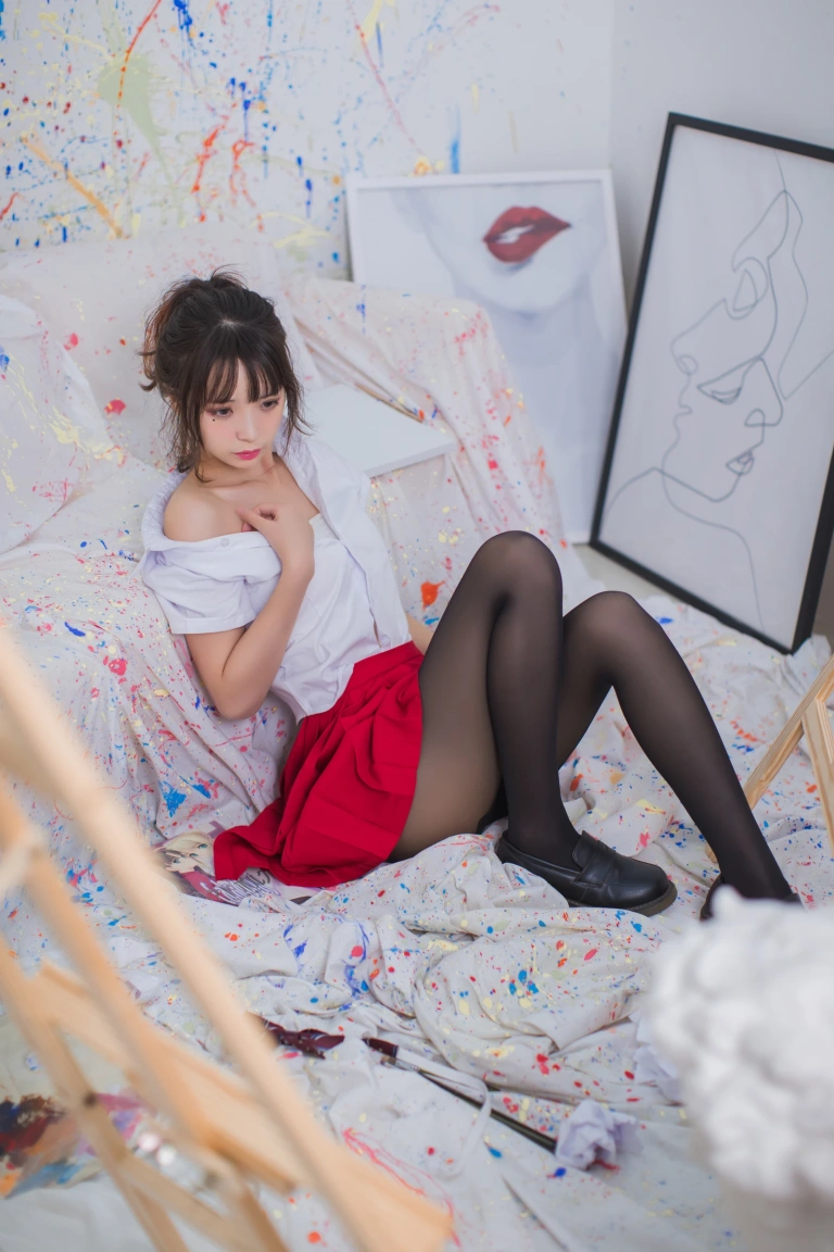 疯猫ss《VOL.01 制服写真集 画室JK》主题写真：23张全套美图
