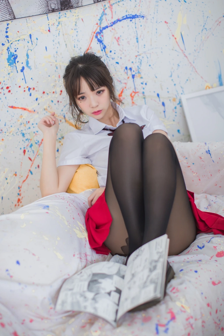 疯猫ss《VOL.01 制服写真集 画室JK》主题写真：23张全套美图
