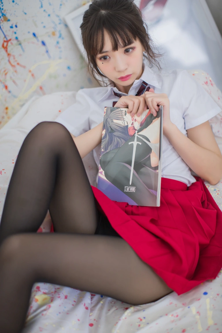 疯猫ss《VOL.01 制服写真集 画室JK》主题写真：23张全套美图