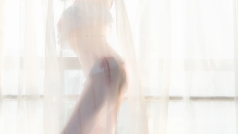 洛可ss《粉色泳衣》主题写真：33张全套美图