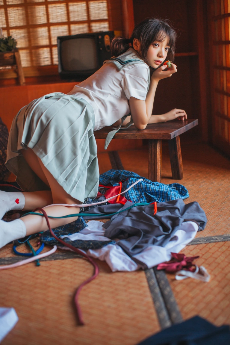 疯猫ss《VOL.01 制服写真集 日式JK》主题写真：24张全套美图