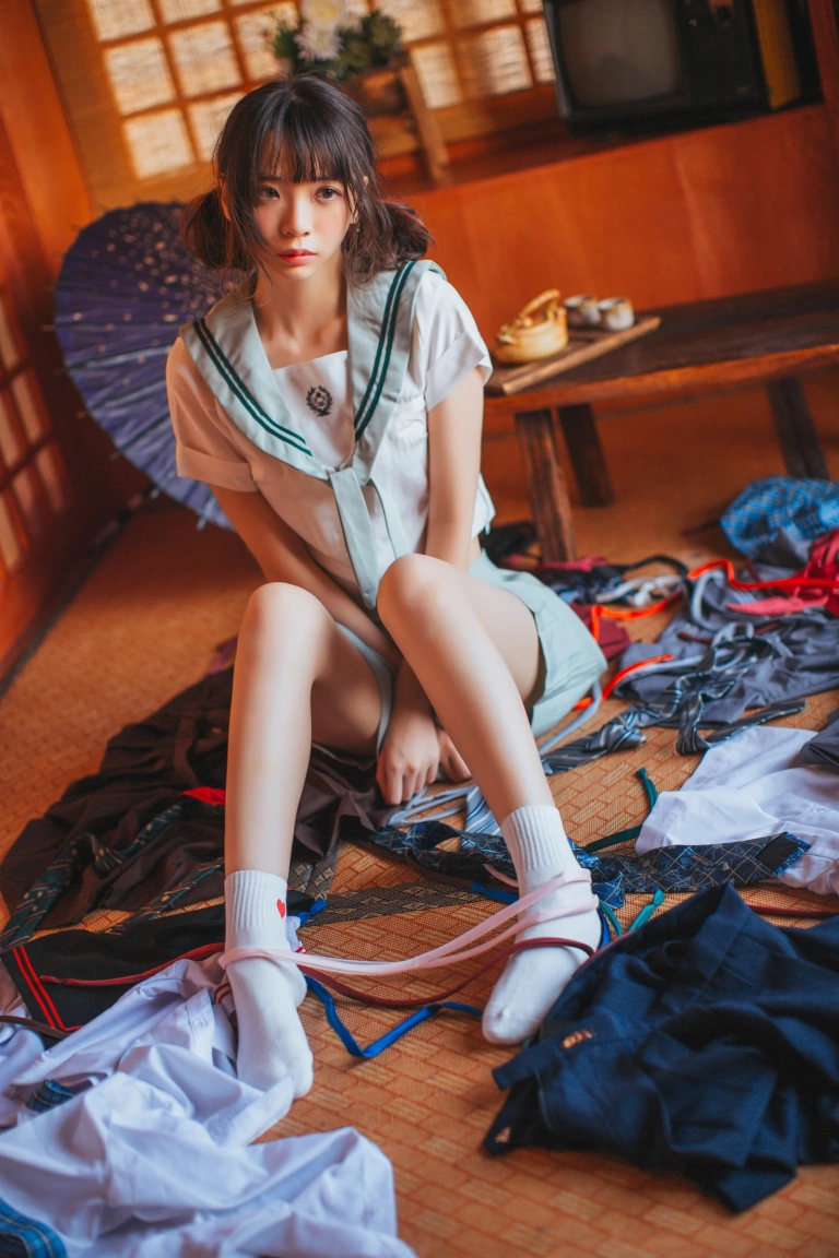 疯猫ss《VOL.01 制服写真集 日式JK》主题写真：24张全套美图