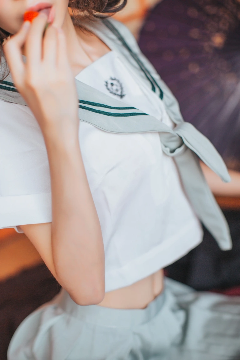疯猫ss《VOL.01 制服写真集 日式JK》主题写真：24张全套美图