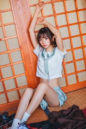 疯猫ss《VOL.01 制服写真集 日式JK》主题写真：24张全套美图