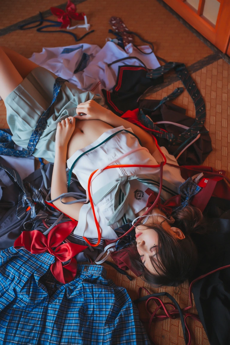 疯猫ss《VOL.01 制服写真集 日式JK》主题写真：24张全套美图