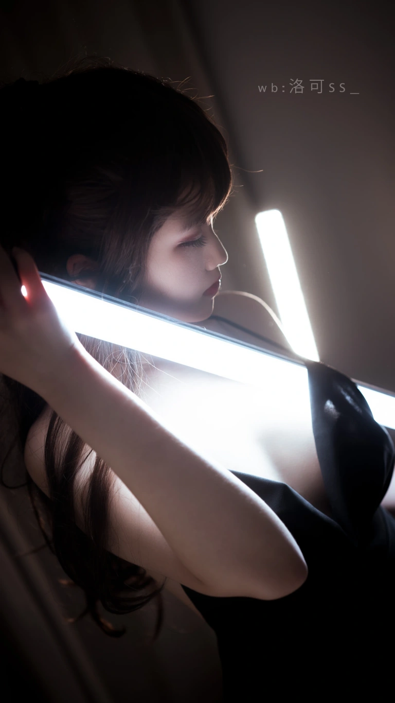 洛可ss《光效黑吊带》主题写真：30张全套美图