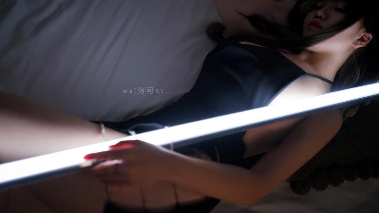 洛可ss《光效黑吊带》主题写真：30张全套美图
