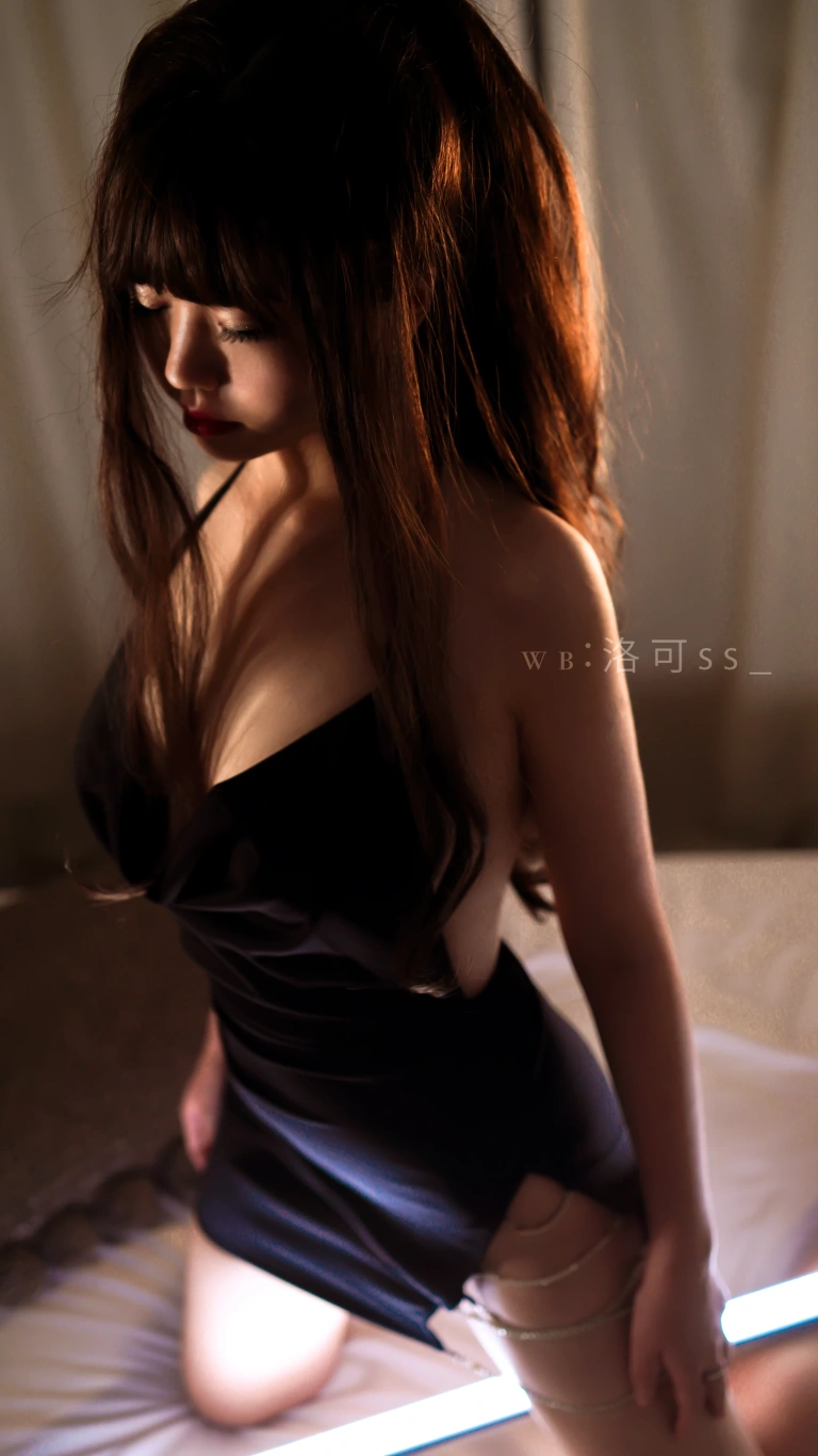 洛可ss《光效黑吊带》主题写真：30张全套美图