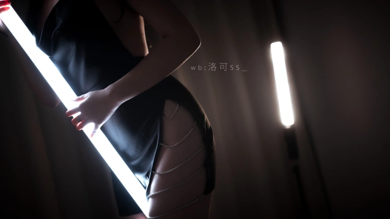 洛可ss《光效黑吊带》主题写真：30张全套美图