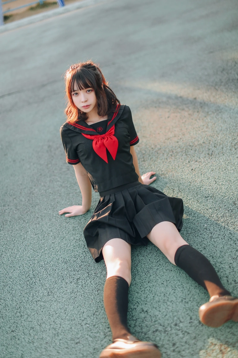疯猫ss《VOL.01 制服写真集 室外JK》主题写真：18张全套美图