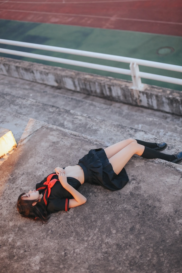 疯猫ss《VOL.01 制服写真集 室外JK》主题写真：18张全套美图