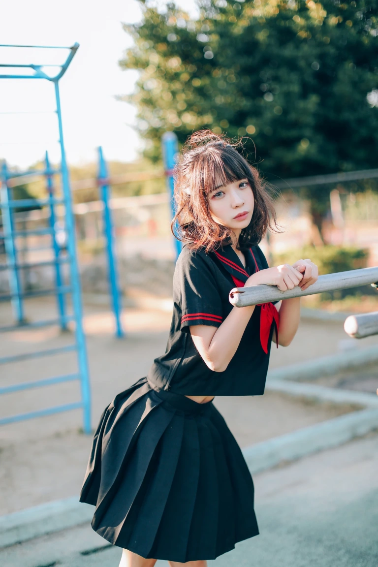 疯猫ss《VOL.01 制服写真集 室外JK》主题写真：18张全套美图