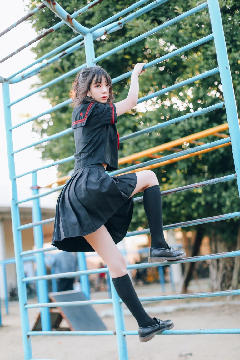 疯猫ss《VOL.01 制服写真集 室外JK》主题写真：18张全套美图