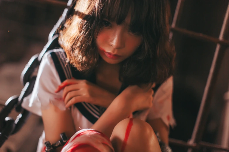 疯猫ss《VOL.01 制服写真集 血腥JK（被囚禁的少女）》主题写真：28张全套美图