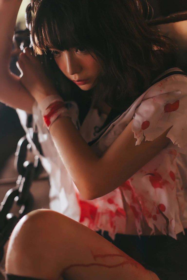 疯猫ss《VOL.01 制服写真集 血腥JK（被囚禁的少女）》主题写真：28张全套美图