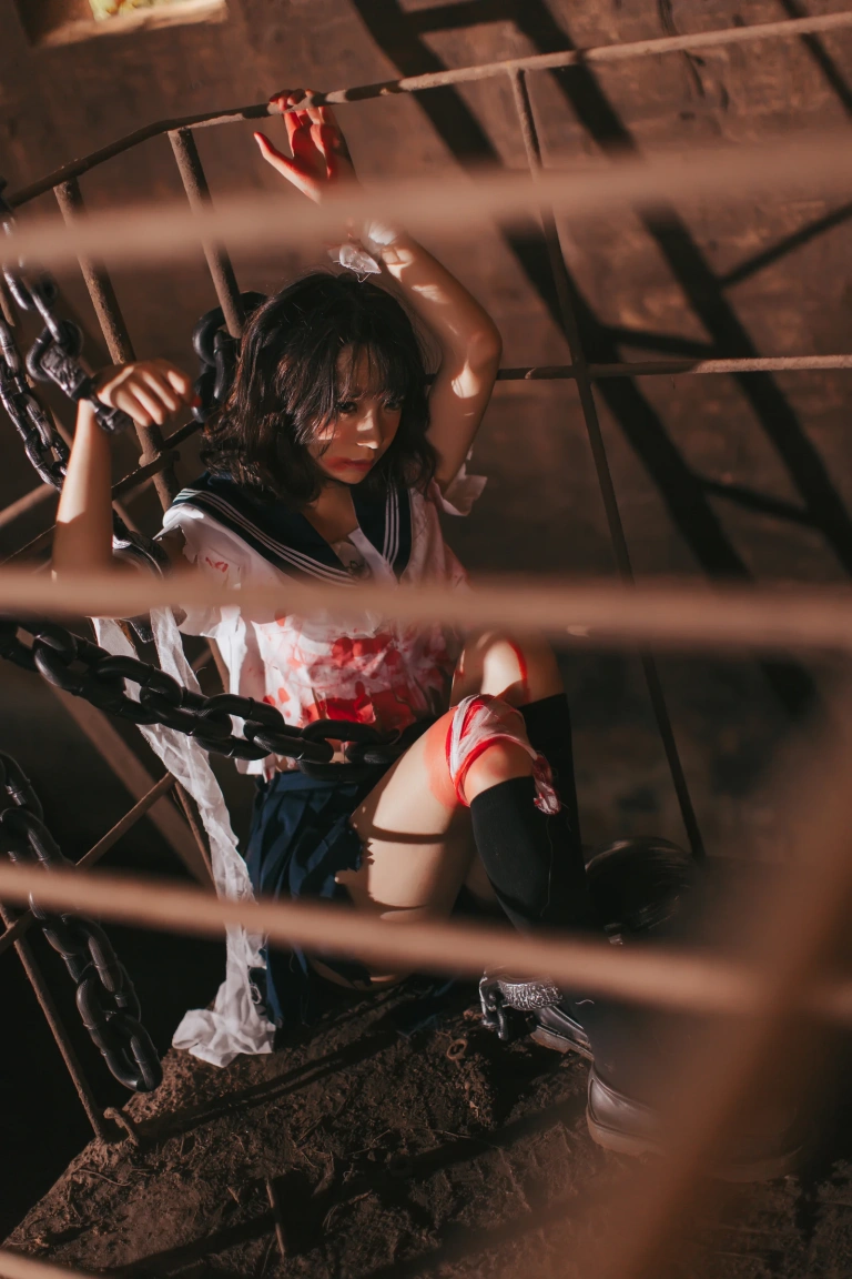 疯猫ss《VOL.01 制服写真集 血腥JK（被囚禁的少女）》主题写真：28张全套美图