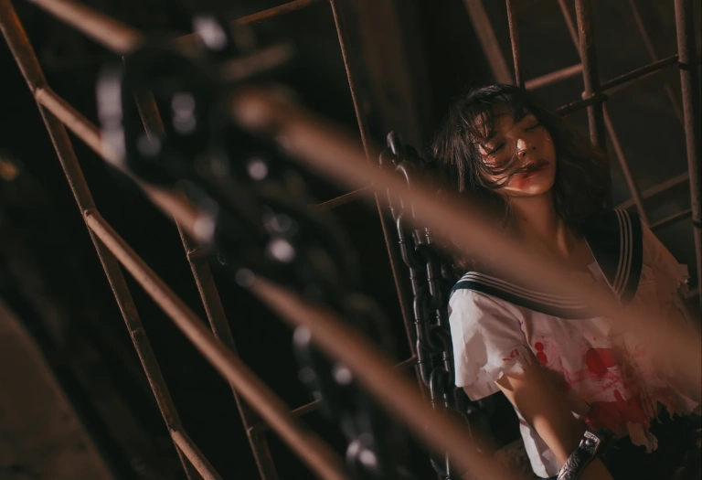 疯猫ss《VOL.01 制服写真集 血腥JK（被囚禁的少女）》主题写真：28张全套美图