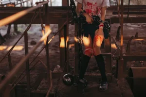 疯猫ss《VOL.01 制服写真集 血腥JK（被囚禁的少女）》主题写真：28张全套美图