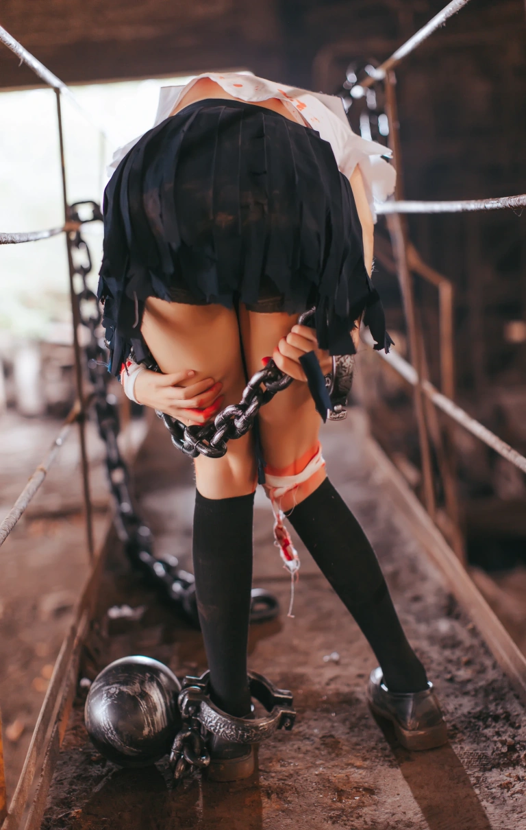 疯猫ss《VOL.01 制服写真集 血腥JK（被囚禁的少女）》主题写真：28张全套美图