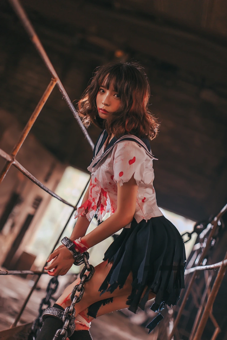 疯猫ss《VOL.01 制服写真集 血腥JK（被囚禁的少女）》主题写真：28张全套美图