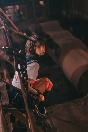 疯猫ss《VOL.01 制服写真集 血腥JK（被囚禁的少女）》主题写真：28张全套美图