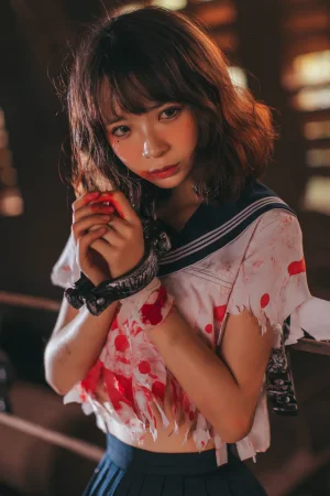 疯猫ss《VOL.01 制服写真集 血腥JK（被囚禁的少女）》主题写真：28张全套美图