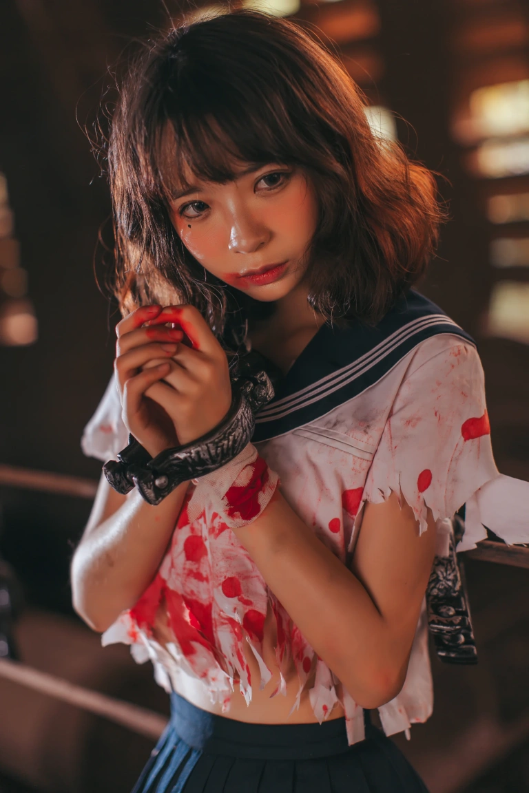 疯猫ss《VOL.01 制服写真集 血腥JK（被囚禁的少女）》主题写真：28张全套美图