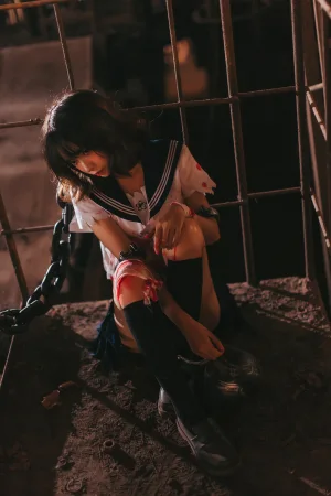 疯猫ss《VOL.01 制服写真集 血腥JK（被囚禁的少女）》主题写真：28张全套美图
