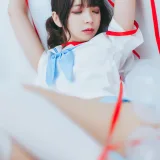 疯猫ss《VOL.01 制服写真集 浴室JK》主题写真：21张全套美图