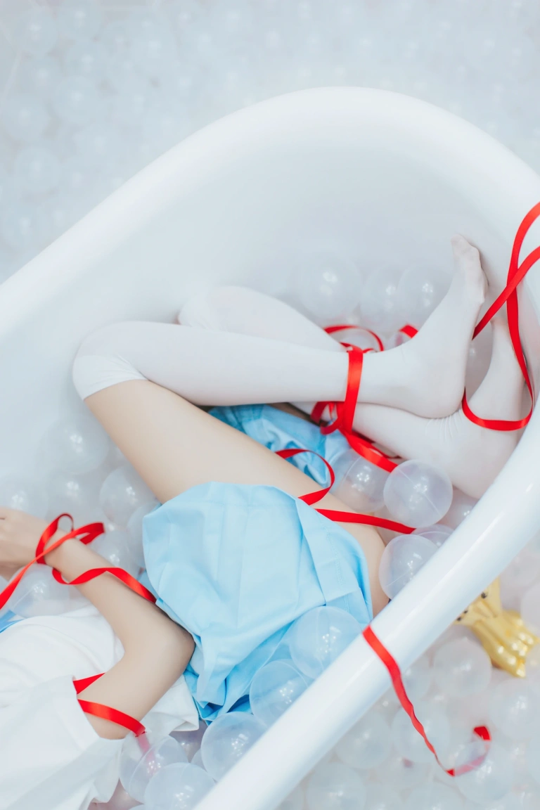 疯猫ss《VOL.01 制服写真集 浴室JK》主题写真：21张全套美图