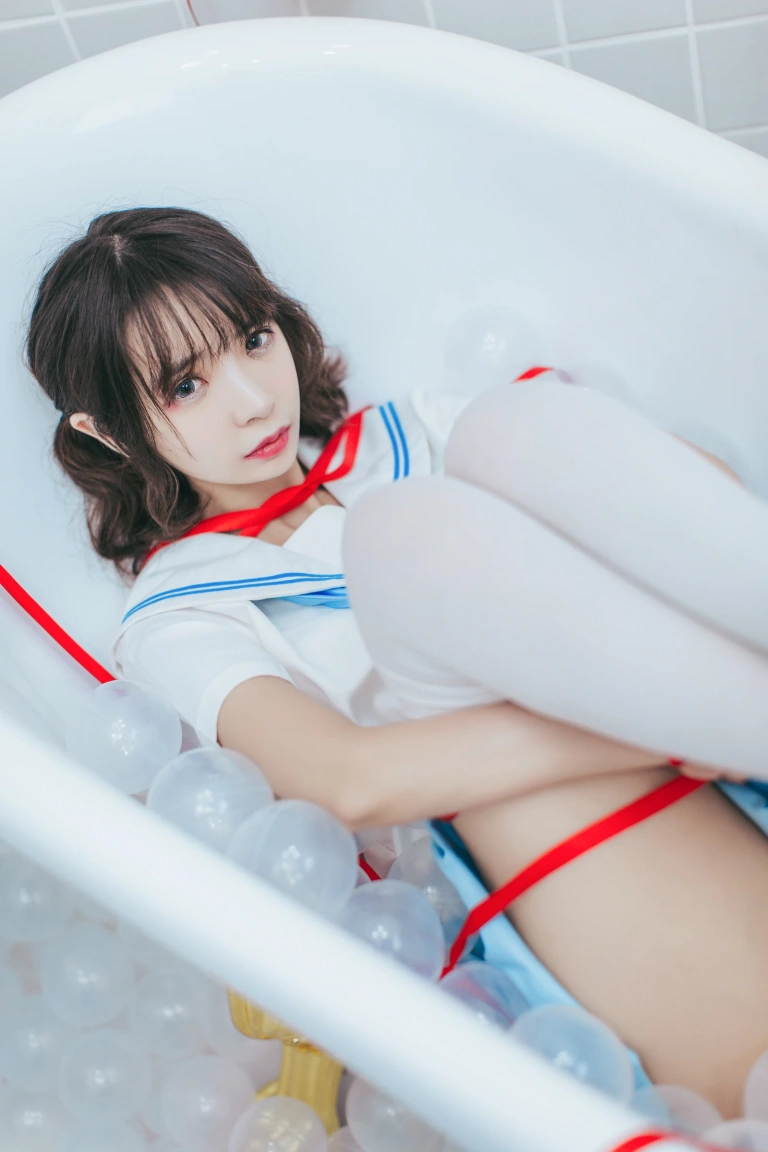 疯猫ss《VOL.01 制服写真集 浴室JK》主题写真：21张全套美图