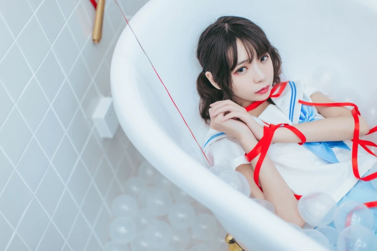疯猫ss《VOL.01 制服写真集 浴室JK》主题写真：21张全套美图