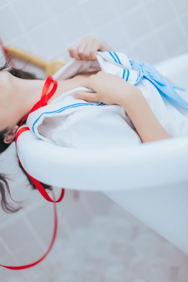 疯猫ss《VOL.01 制服写真集 浴室JK》主题写真：21张全套美图