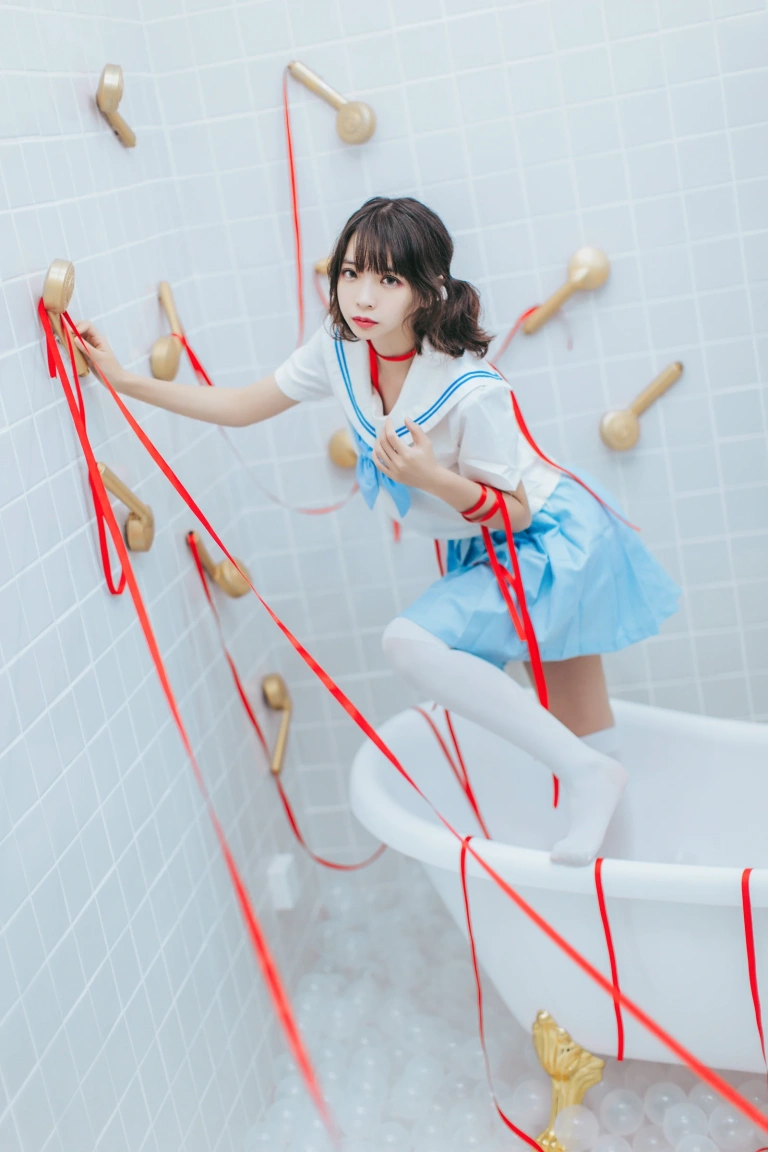 疯猫ss《VOL.01 制服写真集 浴室JK》主题写真：21张全套美图