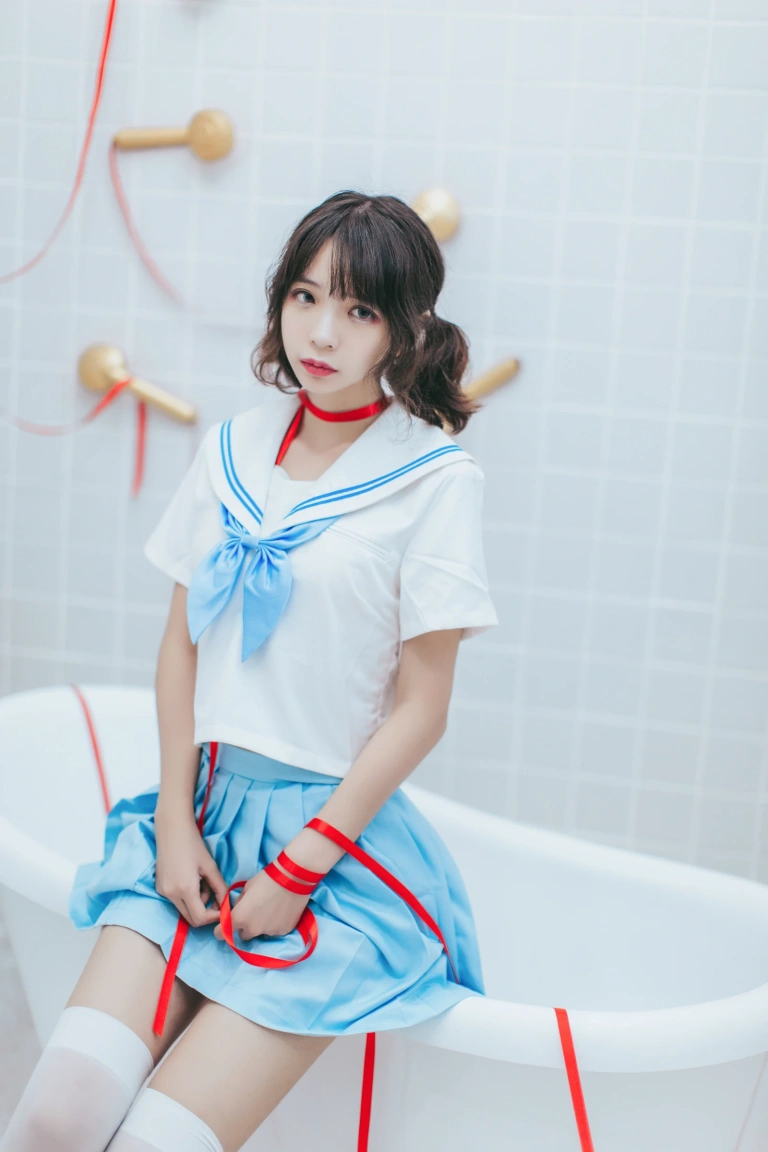 疯猫ss《VOL.01 制服写真集 浴室JK》主题写真：21张全套美图