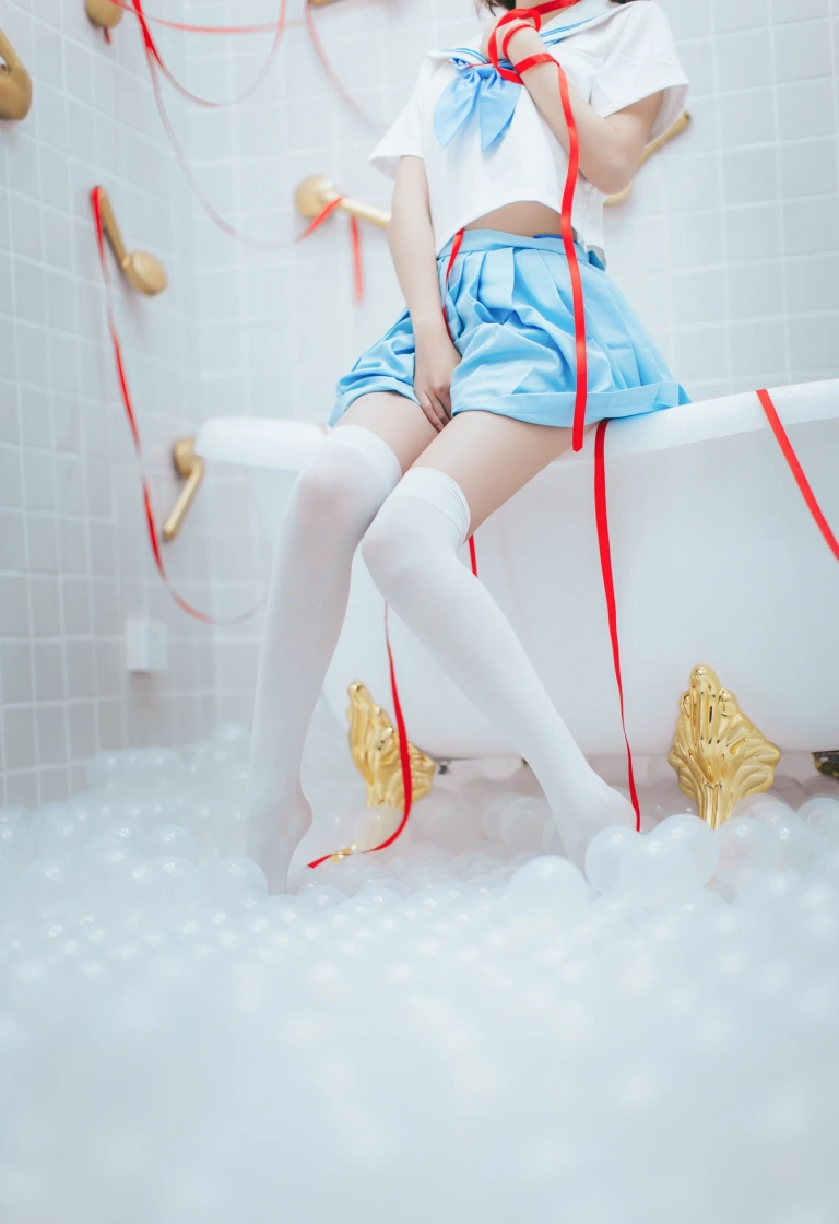 疯猫ss《VOL.01 制服写真集 浴室JK》主题写真：21张全套美图