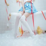 疯猫ss《VOL.01 制服写真集 浴室JK》主题写真：21张全套美图