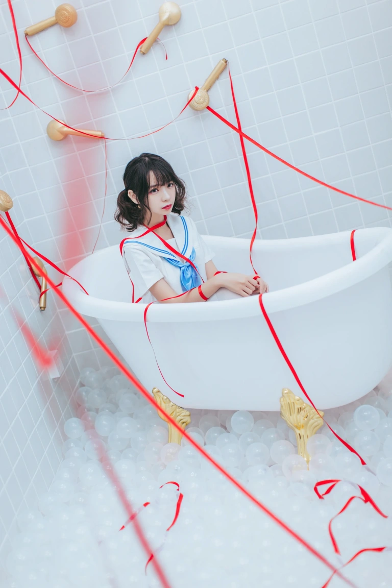 疯猫ss《VOL.01 制服写真集 浴室JK》主题写真：21张全套美图