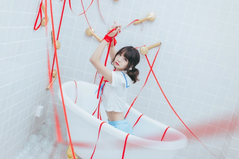 疯猫ss《VOL.01 制服写真集 浴室JK》主题写真：21张全套美图