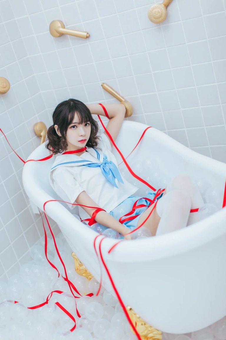 疯猫ss《VOL.01 制服写真集 浴室JK》主题写真：21张全套美图