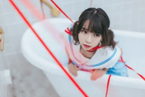 疯猫ss《VOL.01 制服写真集 浴室JK》主题写真：21张全套美图
