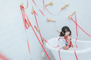 疯猫ss《VOL.01 制服写真集 浴室JK》主题写真：21张全套美图